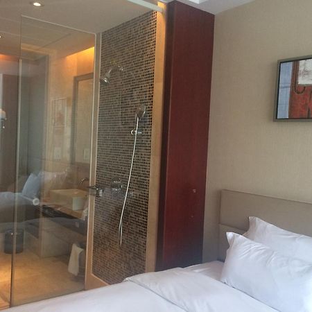 Shenzhen Baoan Royal International Hotel Exterior photo