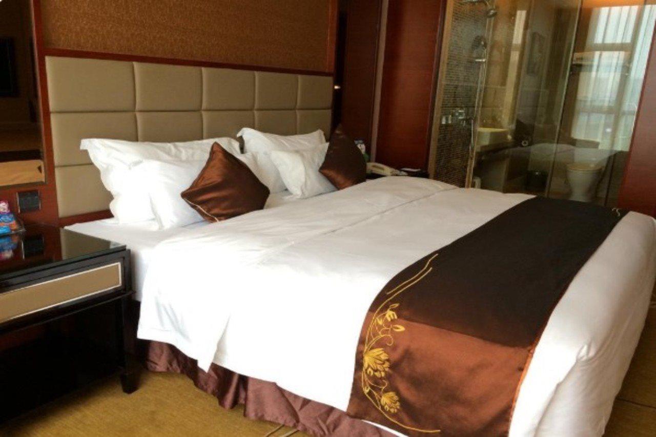 Shenzhen Baoan Royal International Hotel Exterior photo