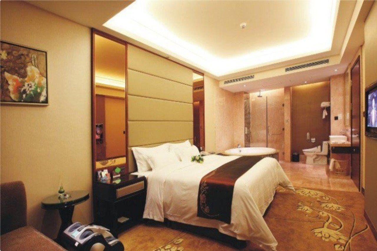 Shenzhen Baoan Royal International Hotel Exterior photo