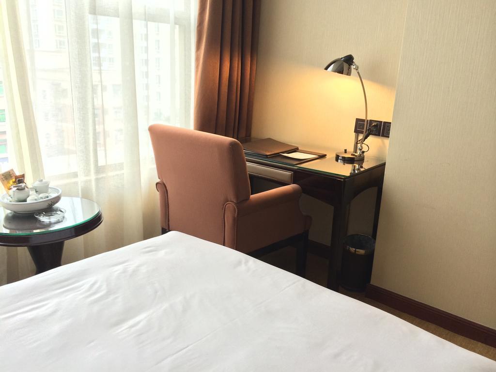 Shenzhen Baoan Royal International Hotel Exterior photo