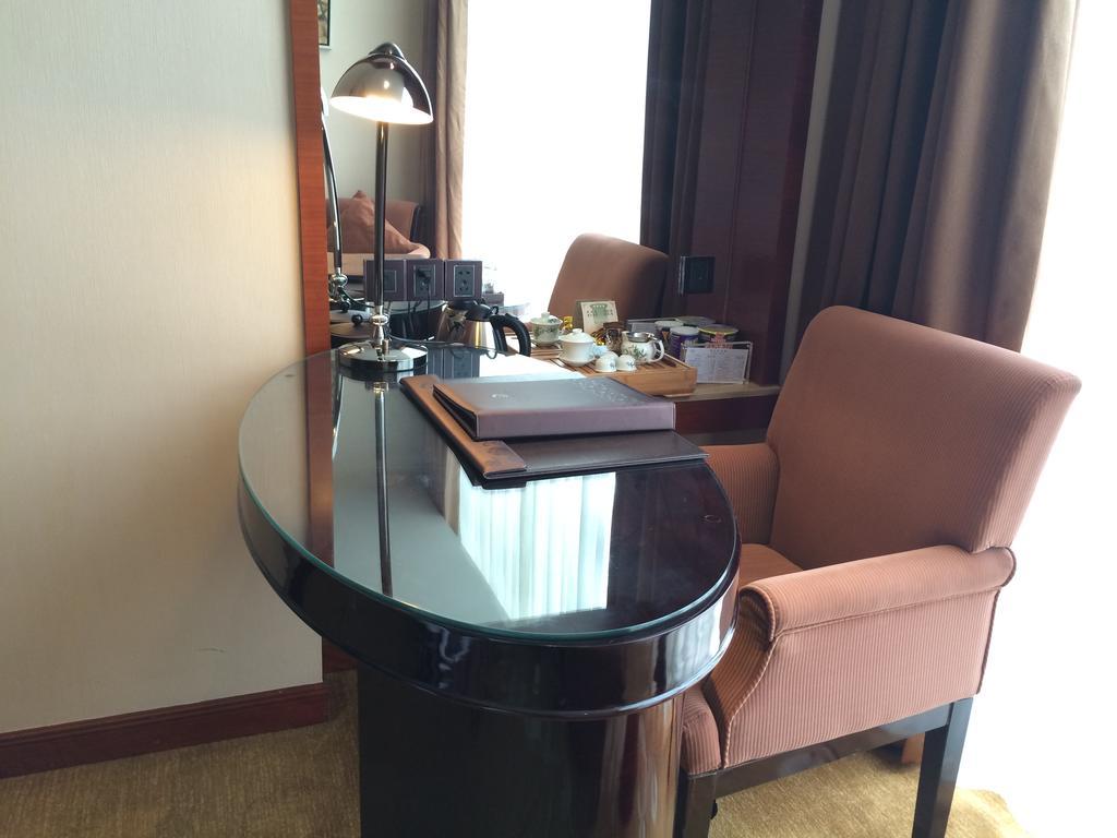 Shenzhen Baoan Royal International Hotel Exterior photo