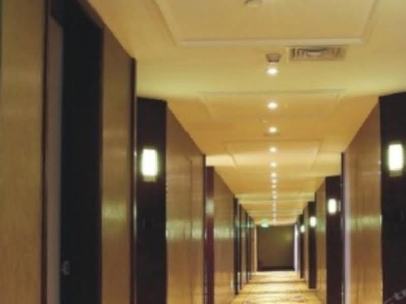 Shenzhen Baoan Royal International Hotel Exterior photo